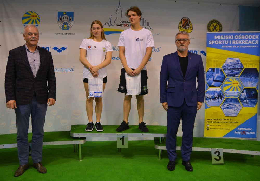 Najlepsi zawodnicy mistrzostw na podium w towarzystwie działaczy Polskiego Związku Pływackiego